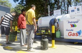 petropar-habia-anunciado-que-pretende-incursionar-proximamente-en-la-recarga-callejera-de-gas-en-garrafas-ubicandose-un-dia-en-plazas-publicas-y-otr-221645000000-1548780.jpg