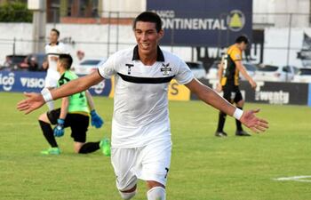 enzo-gimenez-celebra-su-tanto-el-quinto-de-general-diaz-que-goleo-el-pasado-viernes-a-guarani-por-5-2-en-luque--212250000000-1658152.jpg