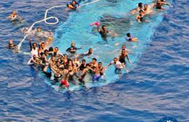 imagen-que-muestra-a-varias-personas-en-una-barcaza-que-se-hunde-en-el-canal-de-sicilia-cerca-de-las-costas-de-libia-el-miercoles-pasado--173816000000-1462738.JPG