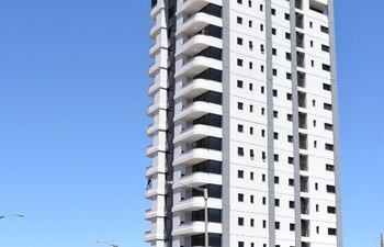 la-primera-de-las-torres-bolik-sobre-la-avenida-riberena-p-carlos-bolik-en-la-zona-norte-de-encarnacion-lo-inaugura-hoy-el-grupo-barcelona--204713000000-1652081.jpg