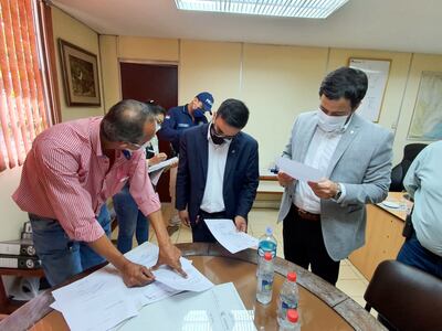 Los fiscales Rodrigo Estigarribia y Francisco Cabrera analizan evidencias  incautadas, ayer en las oficinas de Petropar.