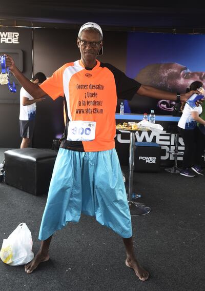 El francés Sidy Diallo, de 64 años, no se quiso perder la 10ª MIA. Corrió descalzo en Paraguay, el 83º país que visita.