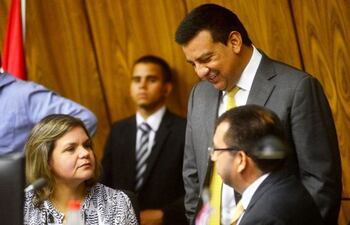 La senadora Lilian Samaniego (izquierda) y el diputado Romero Roa (parado).