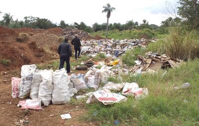 Fiscalizadores del Ministerio del Ambiente en el vertedero municipal de Yaguarón.