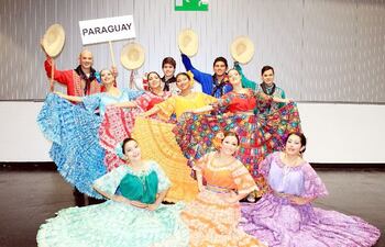 los-integrantes-del-grupo-internacional-de-danzas-folcloricas-jeroky-paraguay-de-viena-representan-al-paraguay--220021000000-1278218.jpg