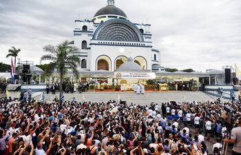 Enorme multitud se comprometió ante la Virgen a esforzarse más por un país mejor.