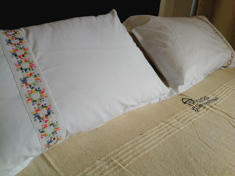 En pequeños detalles se destaca el Ao Po'i, artesanía que se produce en Yataity.