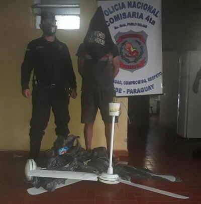 Nelson Javier Báez con las evidencias incautadas.