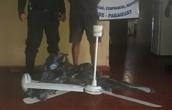 Nelson Javier Báez con las evidencias incautadas.