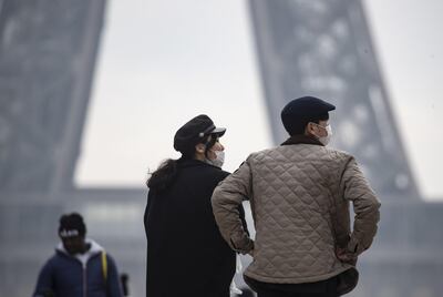 Paris (France), 25/01/2020.- Tourists wear face masks near the Eiffel Tower in Paris, France, 25 January 2020. Three cases of the Wuhan coronavirus have been identified in France, the Health Ministry announced on 24 January. Wuhan is the city at the center of the coronavirus outbreak which has caused 41 deaths and infected more than 1,287 people in China where authorities also confirmed that human-to-human transmission of the virus had taken place. The virus has so far spread to the USA, Thailand, South Korea, Japan, Singapore and Taiwan. (Francia, Japón, Corea del Sur, Singapur, Tailandia, Estados Unidos, Singapur) EFE/EPA/IAN LANGSDON