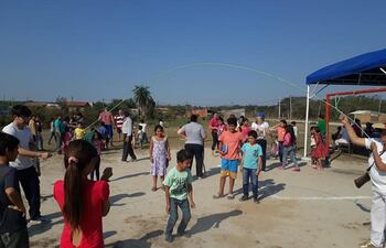 Varios niños disfrutando del popular juego de saltar la cuerda, en Villeta. (Gentileza del M. de S.P. y B.S.)