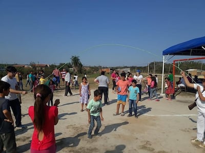 Varios niños disfrutando del popular juego de saltar la cuerda, en Villeta. (Gentileza del M. de S.P. y B.S.)