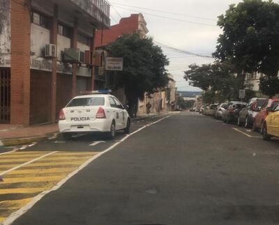 Patrulla mal estacionada, sobre la bicisenda y frente a la rampa para personas con discapacidad.