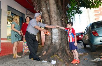 los-vecinos-se-organizaron-para-defender-a-los-arboles-que-se-encuentran-en-la-calle-silvio-pettirossi-y-que-seran-afectados-por-las-obras-del-tramo-1-205329000000-1698457.jpg