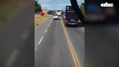 El bus sobrepasa la doble línea que prohíbe adelantamientos.
