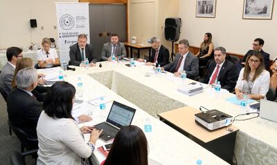 El ministro de Hacienda, Benigno López (centro de la cabecera), presidió la reunión del Consejo; luego evitó hablar con la prensa.