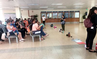 Cientos de personas amanecieron ayer en el IPS de CDE para sacar turno y así poder consultar, pero desde el hospital se informó que no había sistema informático. Esto generó indignación.