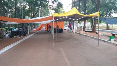 Tras el acuerdo, se procedió a desmontar la carpa.