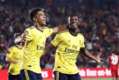 Edward Nketiah (d) festejando su gol, fue el segundo del Arsenal.