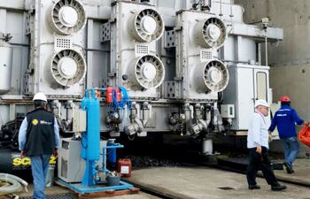tecnicos-paraguayos-de-yacyreta-iniciaron-ayer-la-descarga-de-68-000-litros-de-aceite-del-autotransformador-atp--210111000000-1830182.jpg