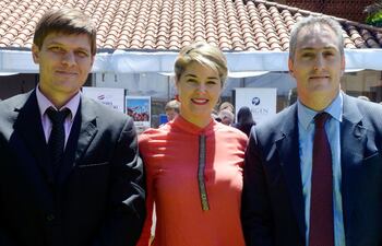 juan-manuel-brunetti-cynthia-tarrago-y-el-embajador-del-uruguay-federico-perazza--203950000000-1510751.jpg