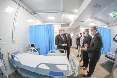 Mario Abdo Benítez (c) escucha las explicaciones del doctor Felipe González (der.), director del Ineram, sobre el nuevo hospital de contingencia para el tratamiento del covid-19.