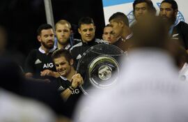 el-capitan-de-los-all-blacks-de-nueva-zelanda-richie-mccaw-levanta-el-trofeo-tras-derrotar-a-inglaterra-en-un-amistoso-155356000000-627874.JPG