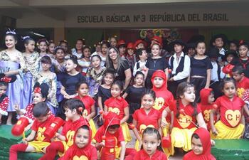 alegres-y-coloridos-estudiantes-de-la-escuela-brasil-realizaron-su-clausura-escolar-2018--210316000000-1781405.jpg