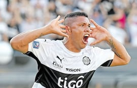 richard-ortiz-puso-las-manos-detras-de-las-orejas-tras-marcar-su-primer-gol-ayer-porque-confeso-que-fue-recriminado-por-hinchas-propios-tras-cometer-230153000000-1520320.jpg