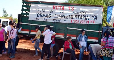 Los pobladores de Vaquería en plena manifestación para exigir la culminación de la “ruta de la mentira” en el año 2013.