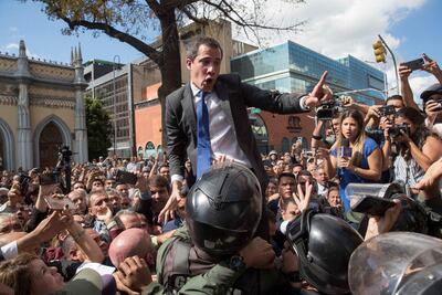 El líder opositor venezolano Juan Guaidó durante un enfrentamiento con policías fuera de la sede de la Asamblea Nacional de Venezuela, el pasado martes.