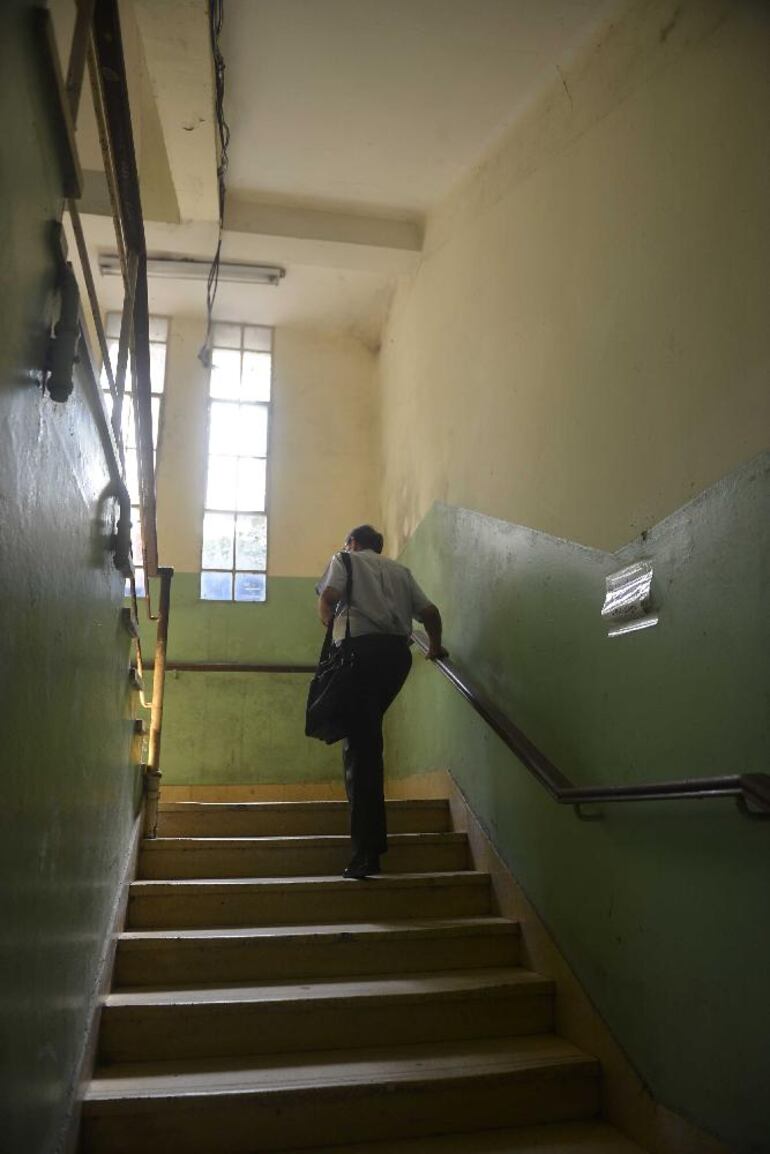 Addario sube una de las escaleras del Hospital. Trabajó allí durante 56 años. (Foto: Silvio Rojas, ABC Color)