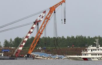 una-grua-saca-del-agua-el-barco-naufragado-en-el-rio-yangtse-en-jianli-china-141131000000-1336983.JPG