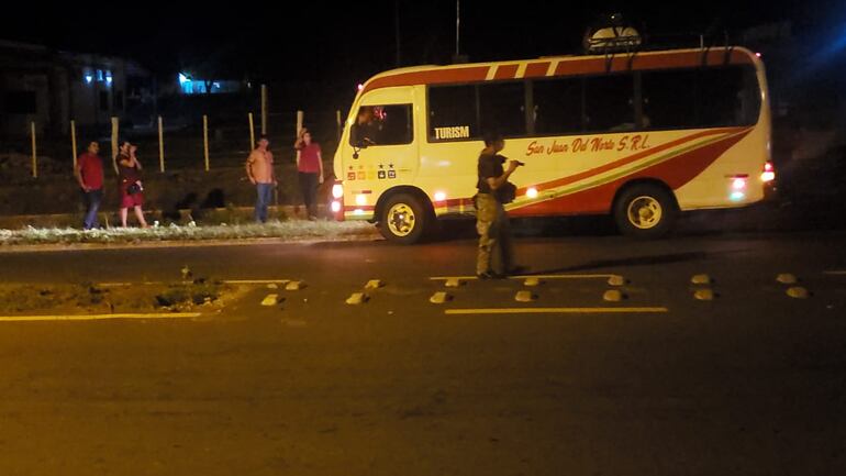 El minibus parado sobre la ruta que une Horqueta con Tacuatí y fue derivado hasta el área de descanso en el Km. 34 de la ruta PY5, "Gral. Bernardino Caballero".