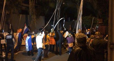 Los manifestantes fueron hasta el domicilio del exmandatario, situado en el barrio Herrera de la capital, para exigir su renuncia al frente de la hidroeléctrica.