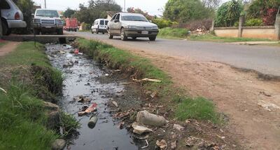 La canaleta ubicada  al costado de la calle Carlos Antonio López siempre está inundada de hedionda cloaca.