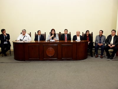 Las autoridades de la UNA, incluida la rectora Dra. Zully Vera (centro), anunciaron ayer que renunciarán a sus aumentos.