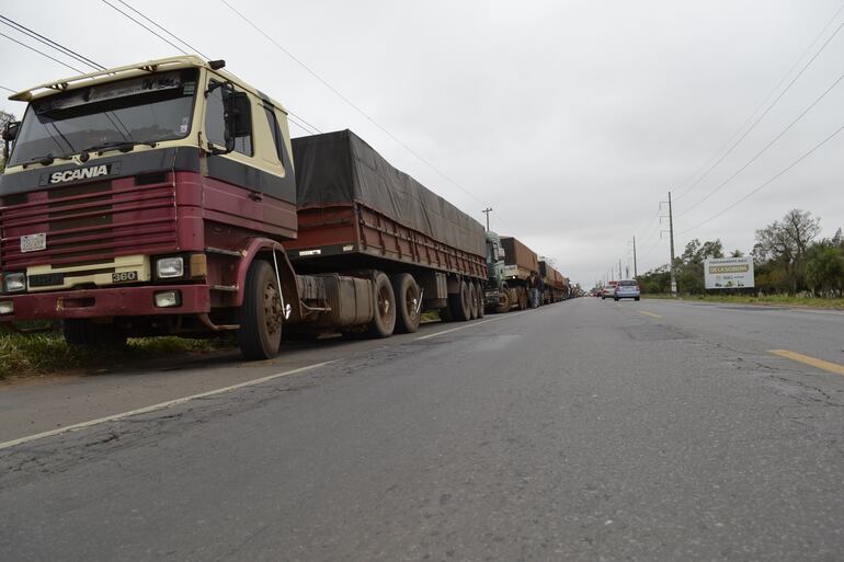 Camiones varados sobre Acceso Sur.