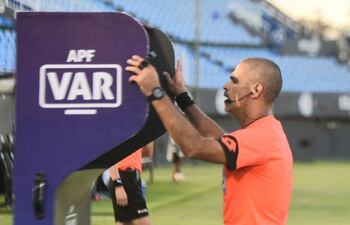 Desde un gol anulado por un offside dudoso hasta una patada merecedora de tarjeta roja, el VAR se equivocó en varias jugadas.