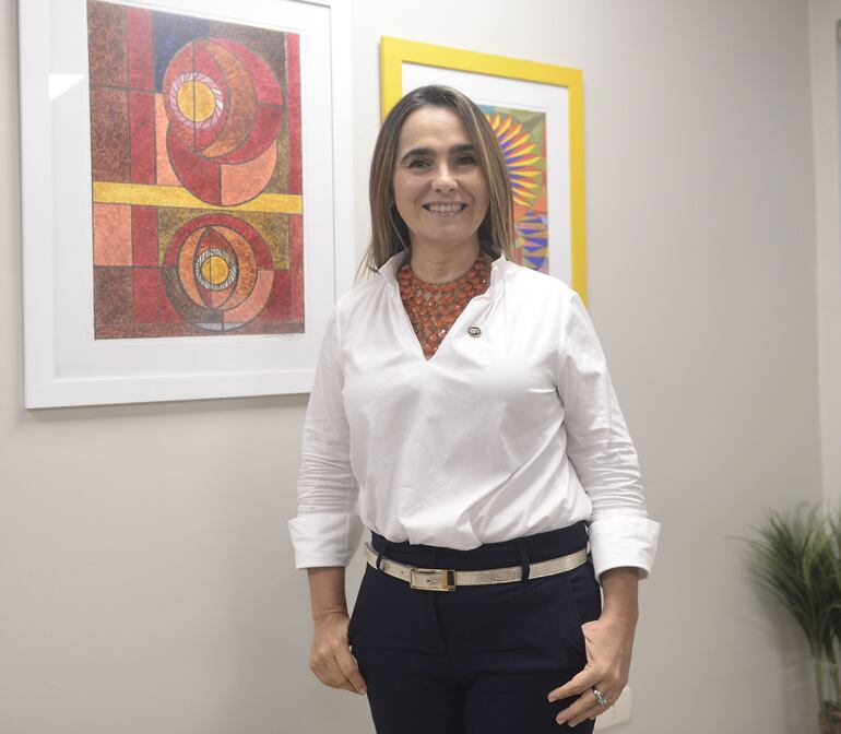 La especialista y máster en Odontología - Área de concentración Endodoncia, Patricia María Costa Cárdenas, decana de la Facultad de Odontología de la Universidad del Pacífico.