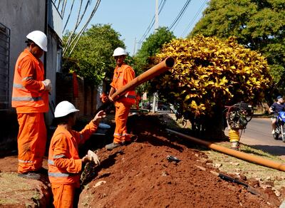 Obreros colocan tuberías sobre la calle Mariscal López.