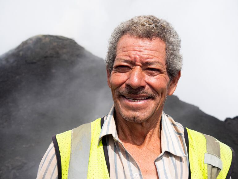 Juan Antonio Peralta trabaja como guía en el volcán de Pacaya.