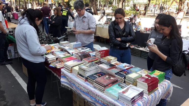 Otro de los feriantes propone libros.