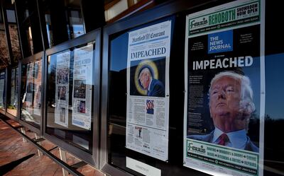 Portadas de periódicos se exhiben en el Newseum, en Washington, DC.