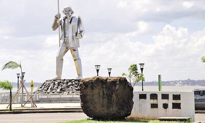 La piedra marca el punto donde se fundó la misión Encarnación de la Virgen María de Ytapúa, actualmente ciudad de Encarnación.