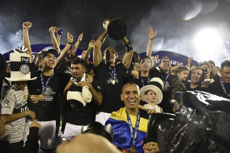 Los futbolistas de Olimpia levantando la Copa.