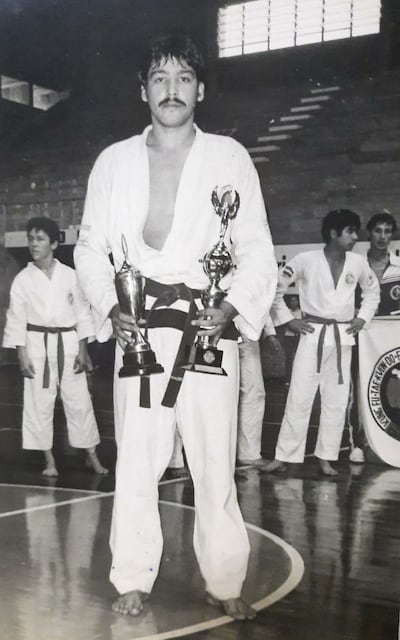 Campeón nacional categoría Peso Pesado y General 1980. Estadio de las FF.AA. Son innumerables logros acumulados a lo largo de la carrera del maestro Juan C. Willians.