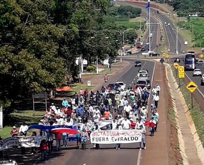 Manifestantes de Juan E. O’Leary que rechazan la destitución del intendente Francisco Amarilla (PLRA), de la citada comuna, marcharon el lunes  sobre la ruta PY02, cerrándola parcialmente.