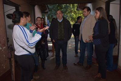 Las autoridades recorrieron varias zonas de Ayolas para verificar la situación de pobreza de la comunidad.