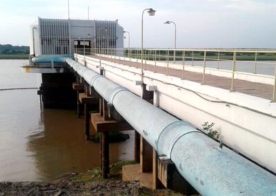 Toma de agua cruda de la planta de tratamiento de agua de la Essap en Viñas Cue. Requiere otra planta para soportar consumo.